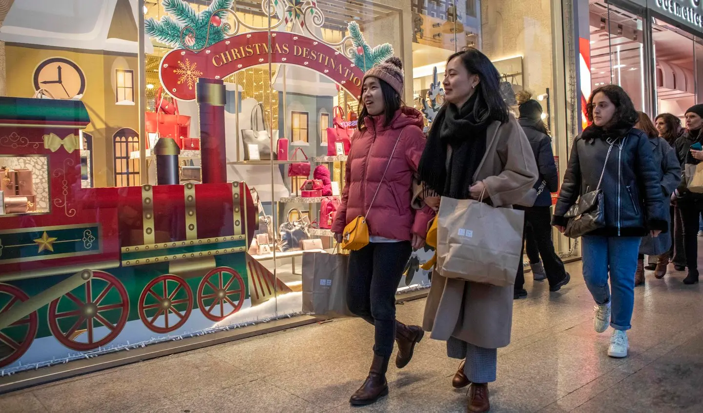 Natale al risparmio, meno di 300 euro a famiglia per i regali