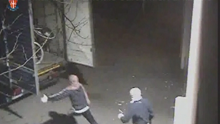 I ladri in azione in un frame del filmato dei Carabinieri