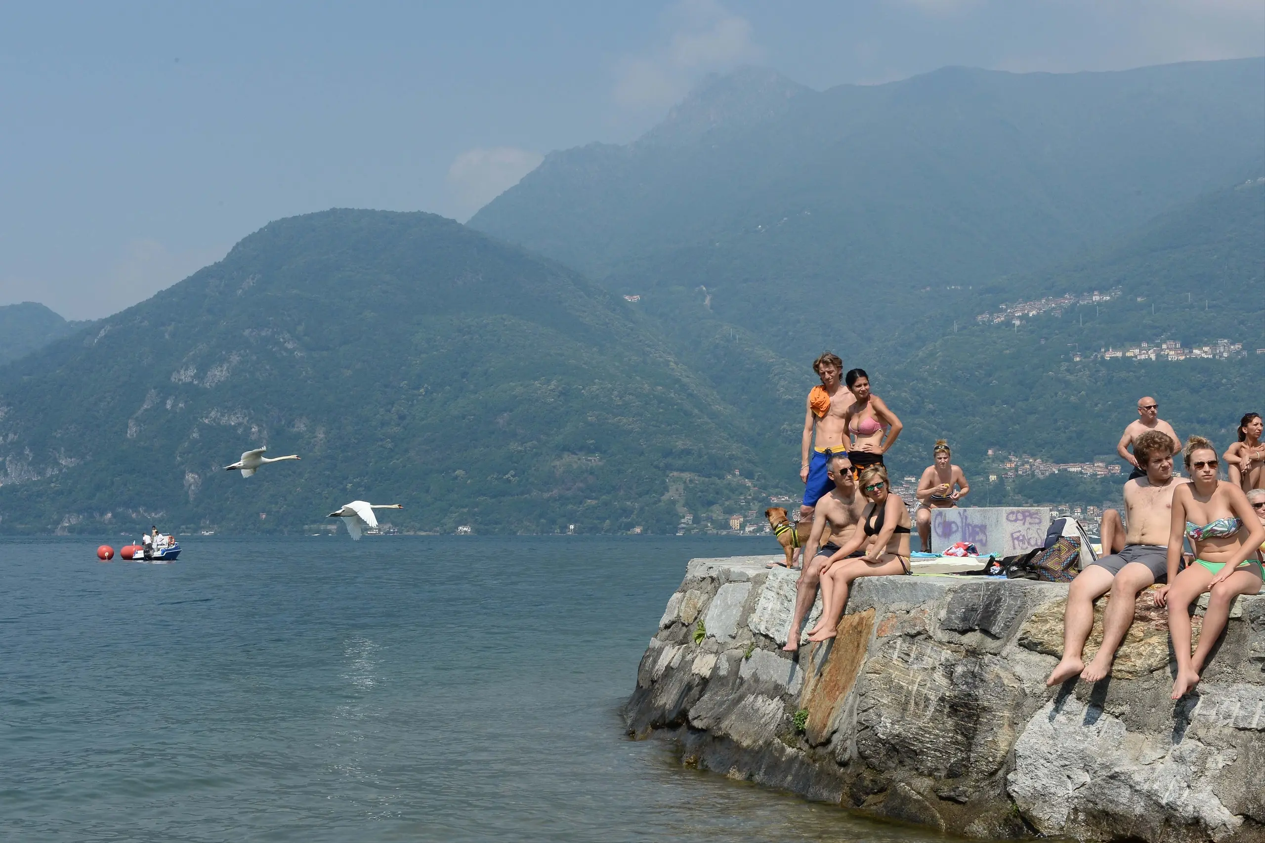 Lecco, comincia la stagione dei bagni: il Lario e il lago di Pusiano sono balneabili
