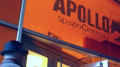 A sinistra l’ingresso del Cinema Apollo