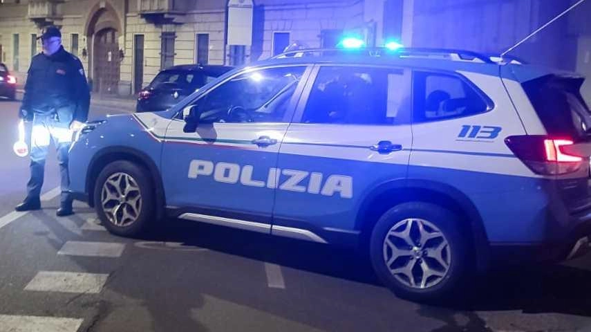 Tredicenne e rapinatore. Banda inscena il parapiglia e lui strappa la collanina Tredicenne e rapinatore. Banda inscena il parapiglia e lui strappa la collanina