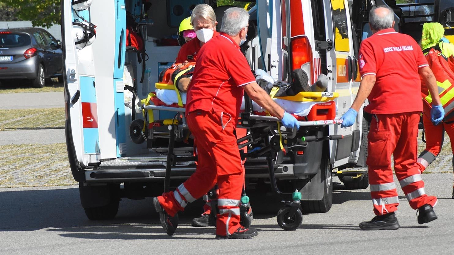 Operaio si ferisce col muletto. Gamba rotta, corsa in ospedale Operaio si ferisce col muletto. Gamba rotta, corsa in ospedale