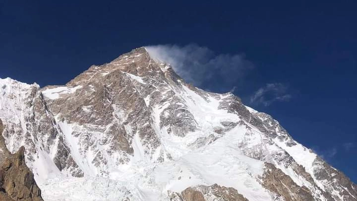 Gli sherpa in cima al K2 con la bandiera nepalese