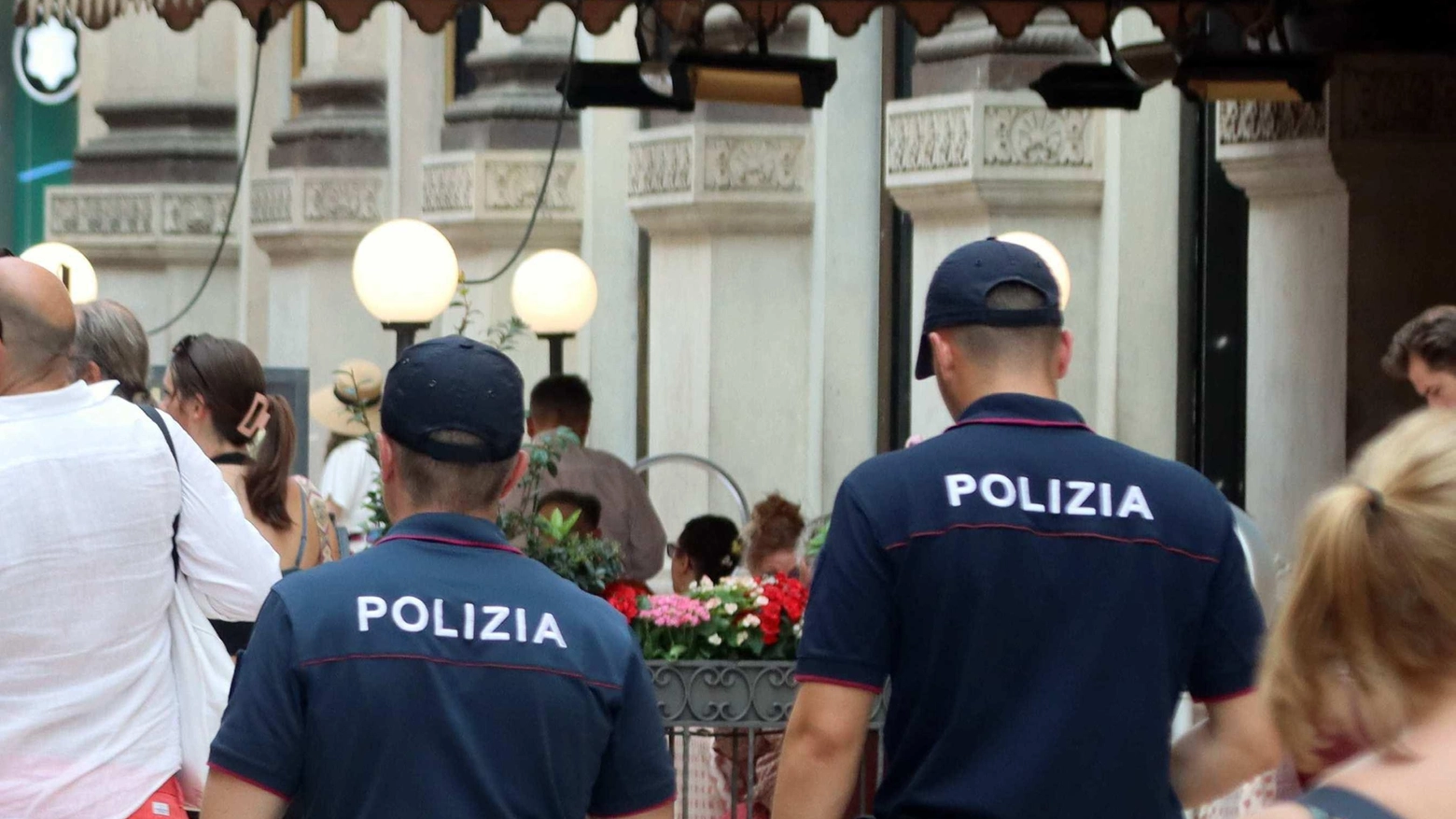 Furto in Galleria Milano: ladra bloccata da un passante
Furto in Galleria Milano: ladra bloccata da un passante