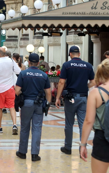 Furto in Galleria Milano: ladra bloccata da un passante