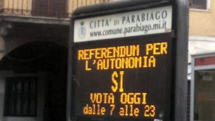 La scritta per il referendum sui display Parabiago