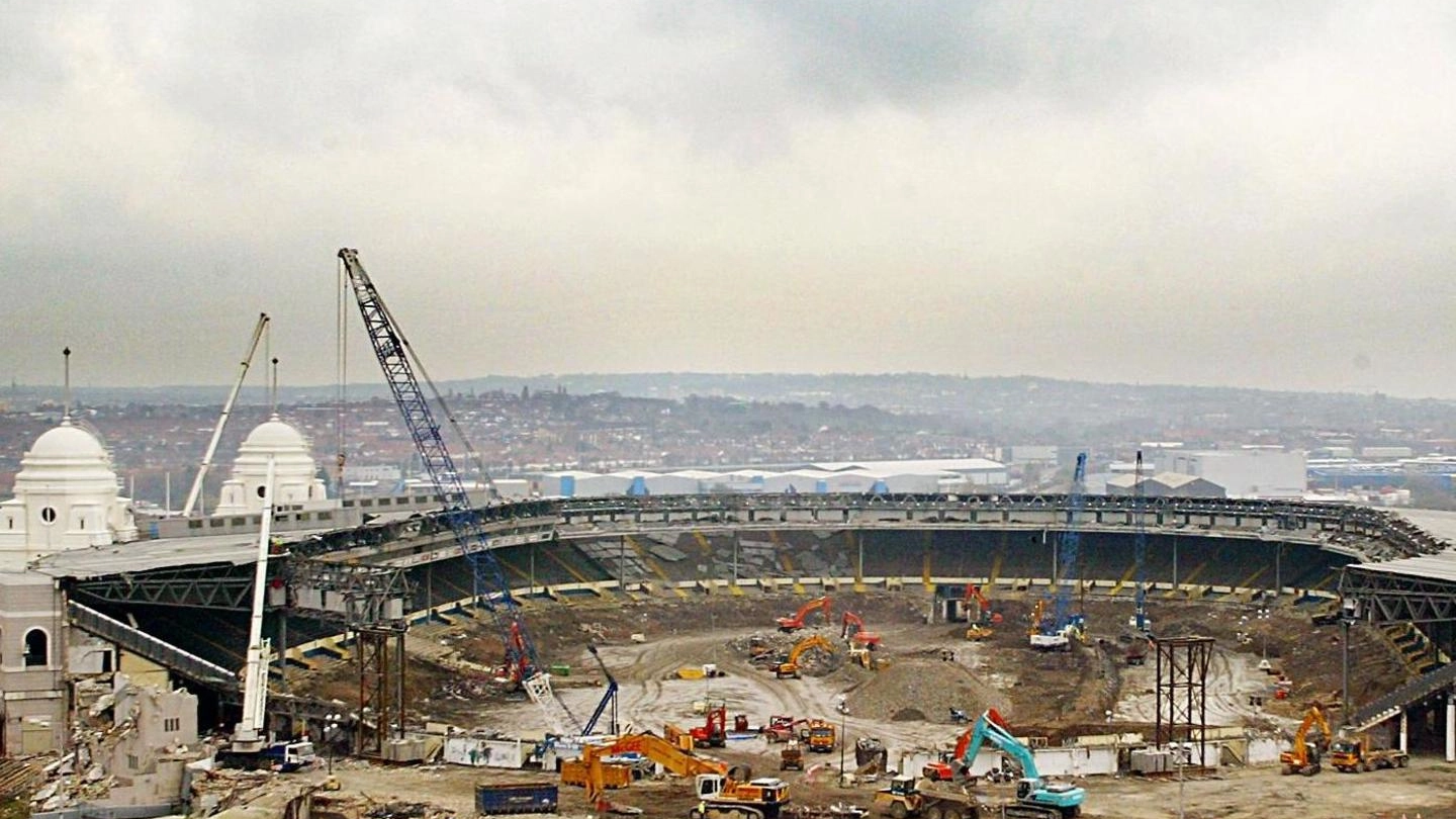 Un’immagine della demolizione dello stadio Wembley di Londra nel 2002