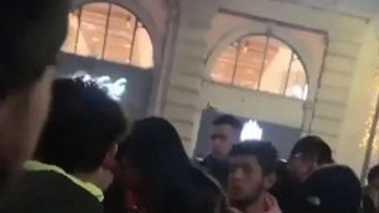 Un fermo immagine dei video delle aggressioni e violenze in piazza Duomo a Capodanno