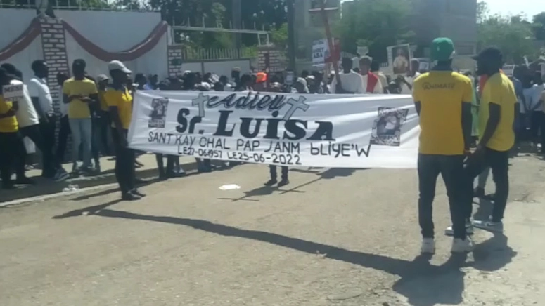 La processione per suor Luisa Dell'Orto tra le strade della capitale di Haiti