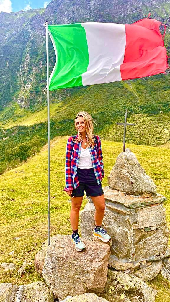 L'assessore regionale alla Cultura Francesca Caruso al fianco di una croce di vetta