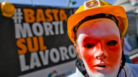 Il flash mob per dire #BastaMortiSulLavoro organizzato da Cgil, Cisl e Uil in piazza del Plebiscito a Napoli Il flash mob per dire #BastaMortiSulLavoro organizzato da Cgil, Cisl e Uil in piazza del Plebiscito a Napoli