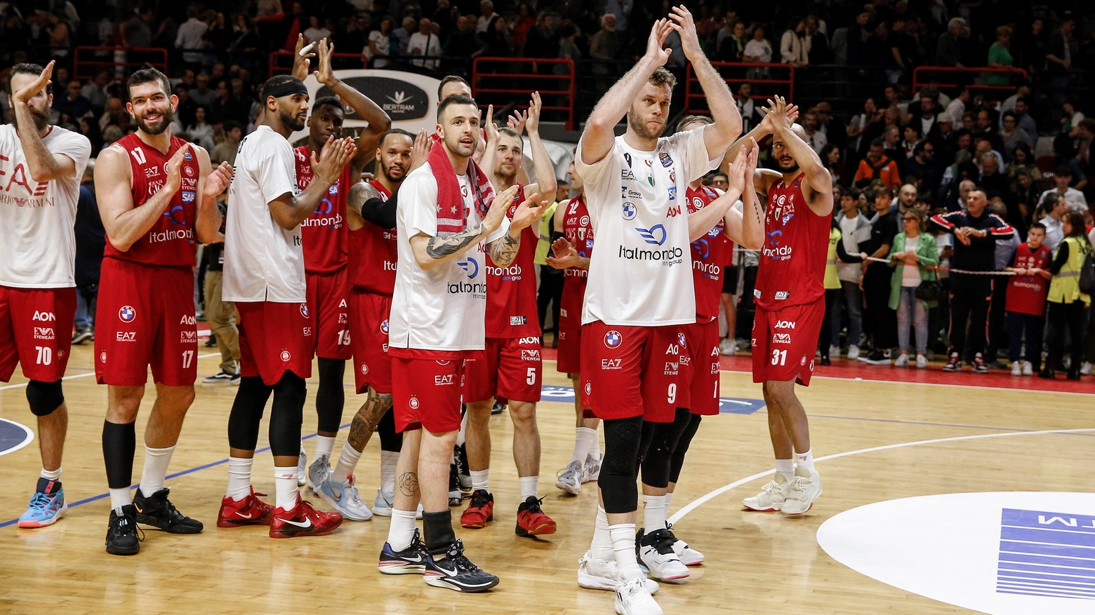 La passerella vittoriosa di Armani Milano dopo la vittoria a Tortona