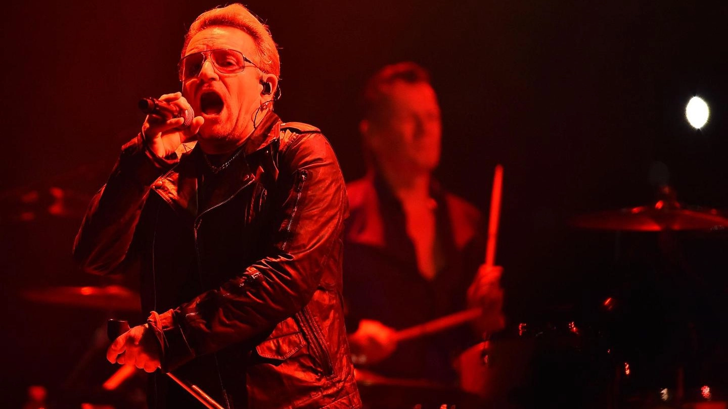 Bono durante il concerto degli U2 a Torino (Ansa)