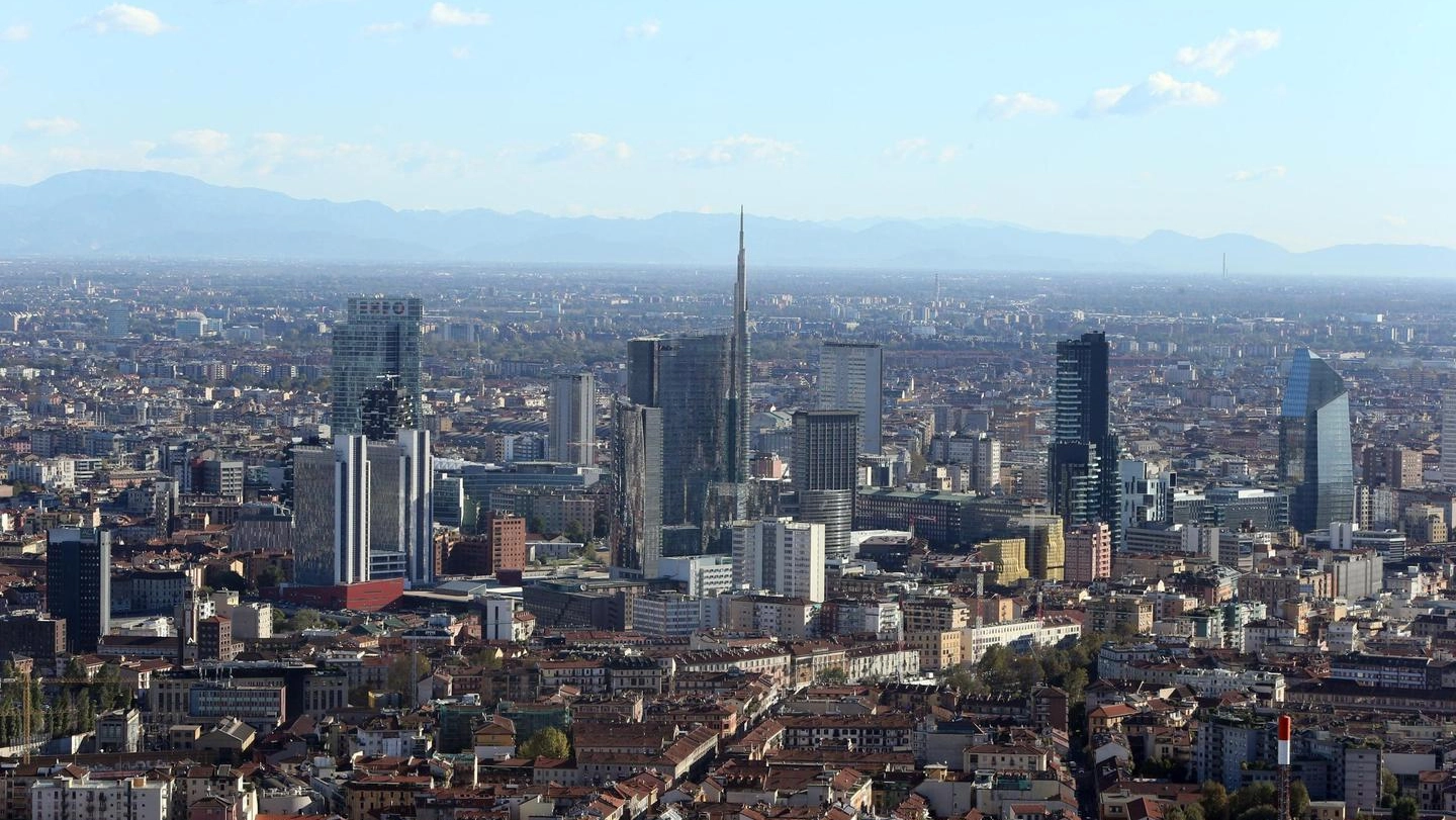 Una veduta di Milano, con lo skyline dei grattacieli di Porta Nuova, ripresa dalla Torre Isozaky che sorge nel quartiere Citylife