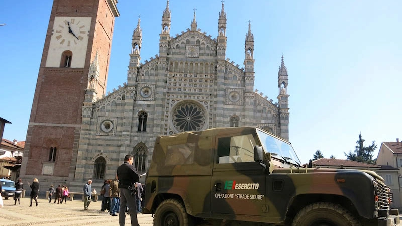  La jeep dell’esercito si è fermata in piazza Duomo