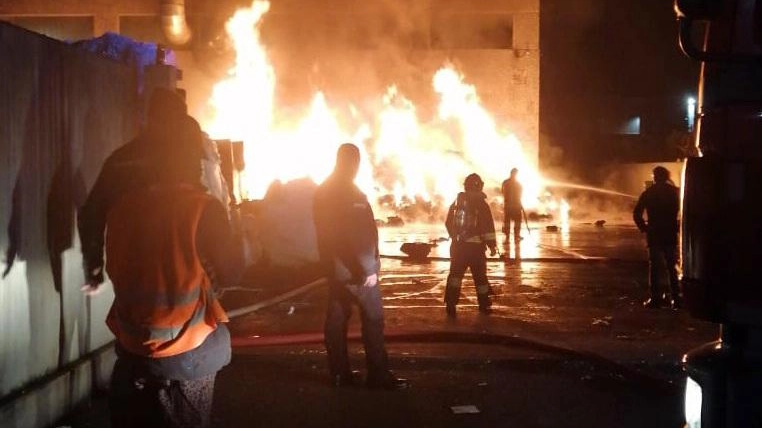 L’incendio scoppiato l’altra sera sul piazzale della Tregenplast di via Galilei