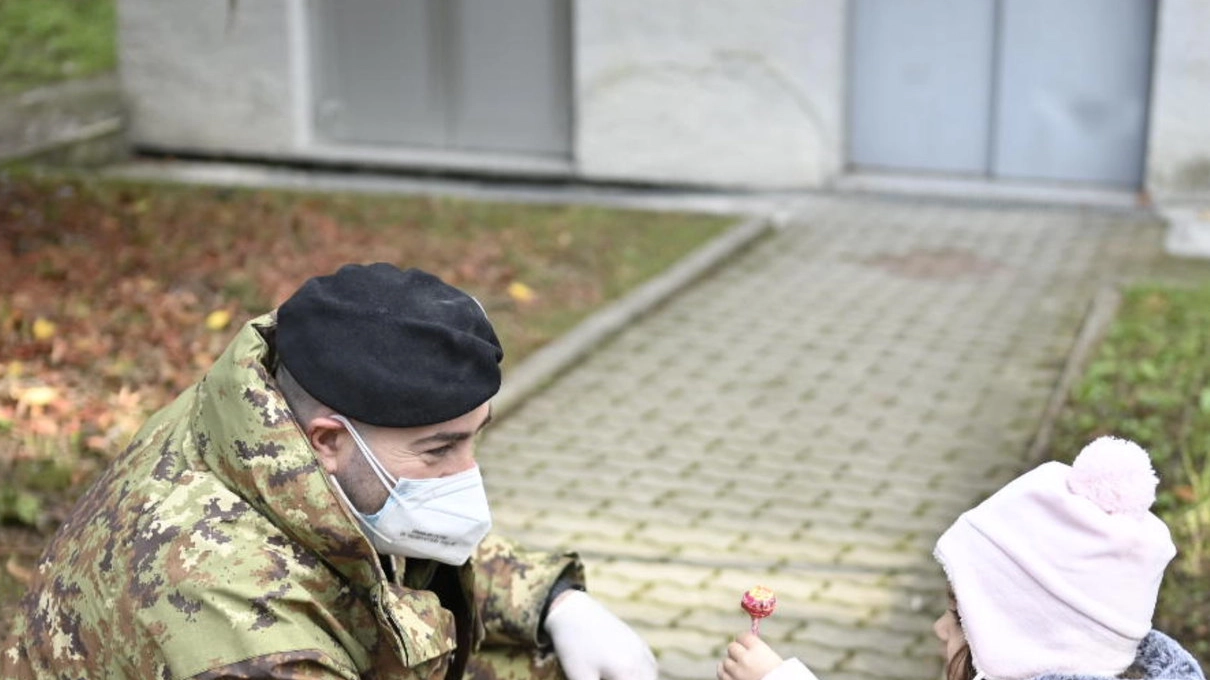L’Esercito ha messo a disposizione per la somministrazione dello spray l’ospedale militare