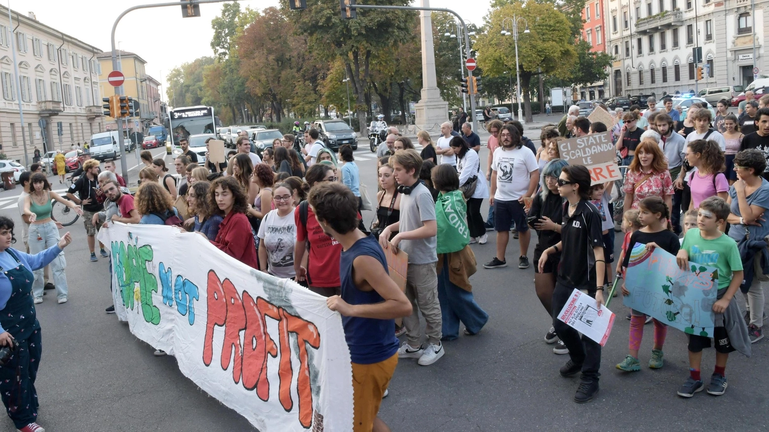 "Riprendiamoci lo spazio occupato dalle auto" "Riprendiamoci lo spazio occupato dalle auto"