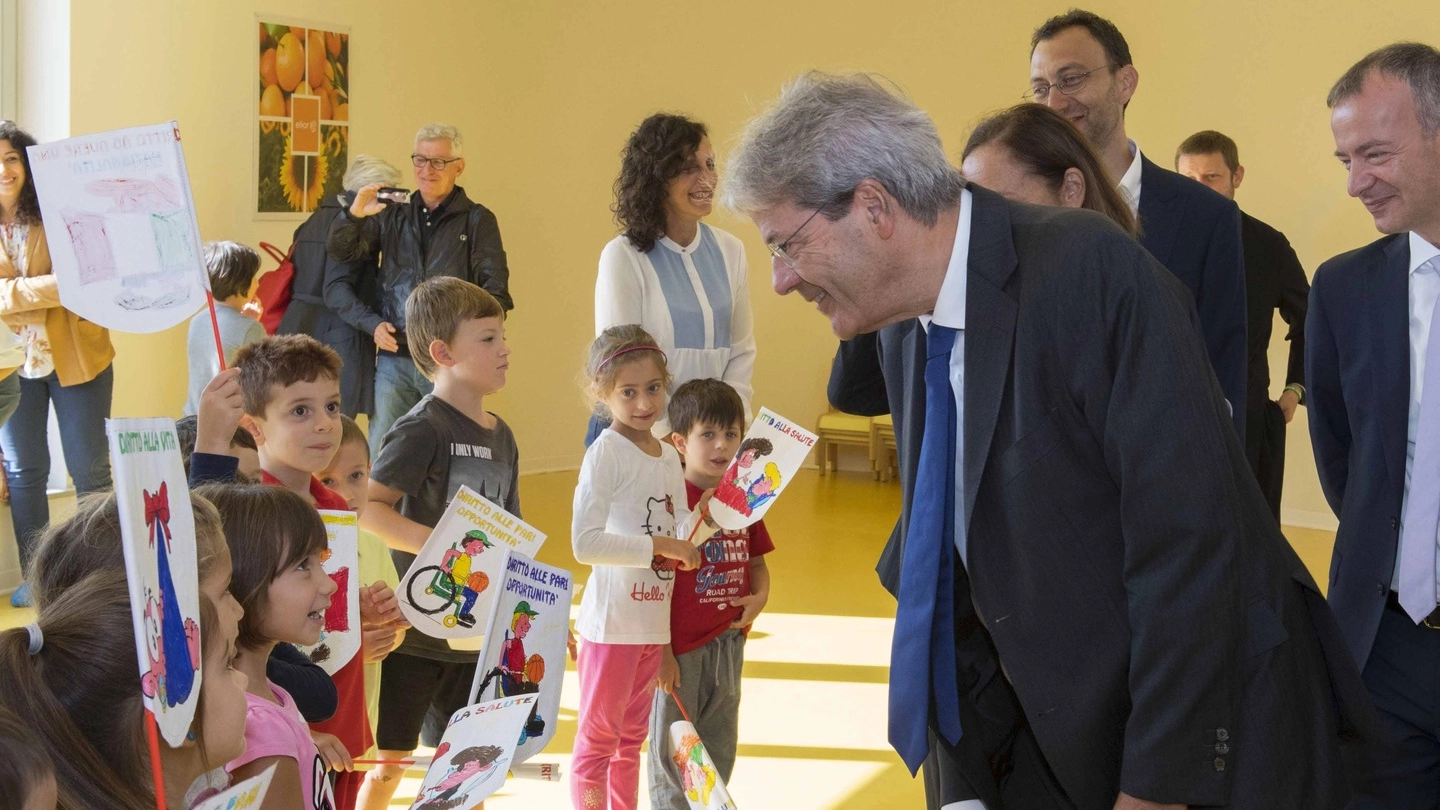 Paolo Gentiloni visita la nuova scuola di Cernuso (Lapresse)