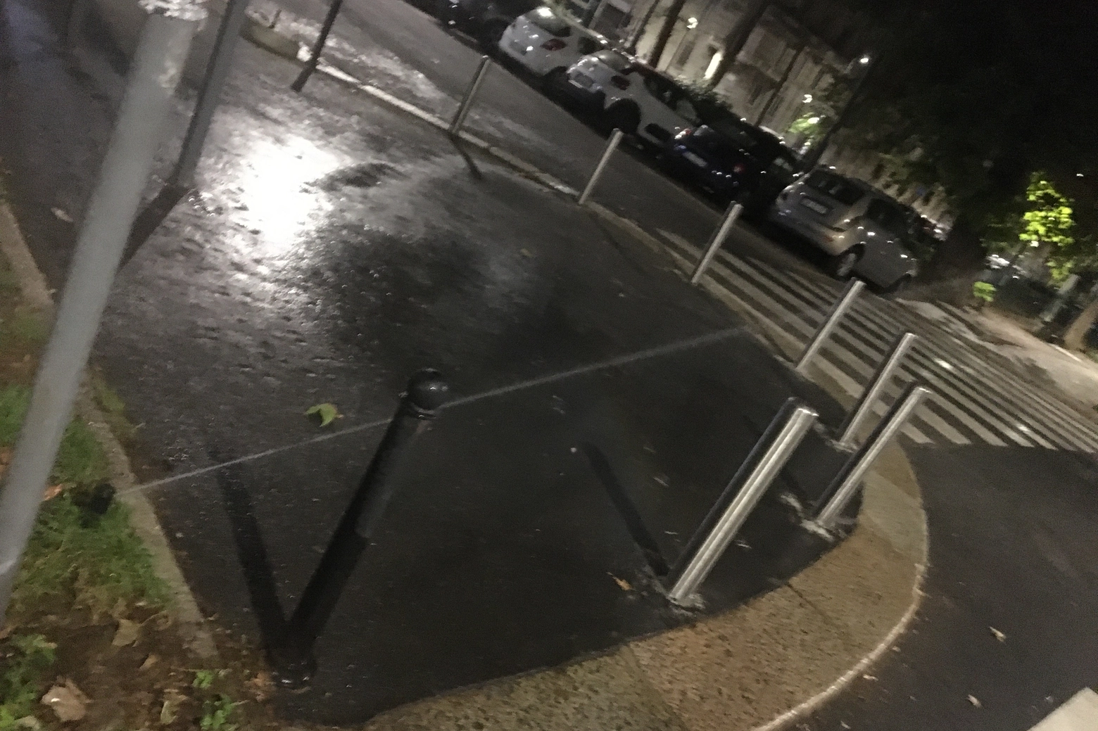 Irrigazione nella direzione sbagliata in via Mogagni