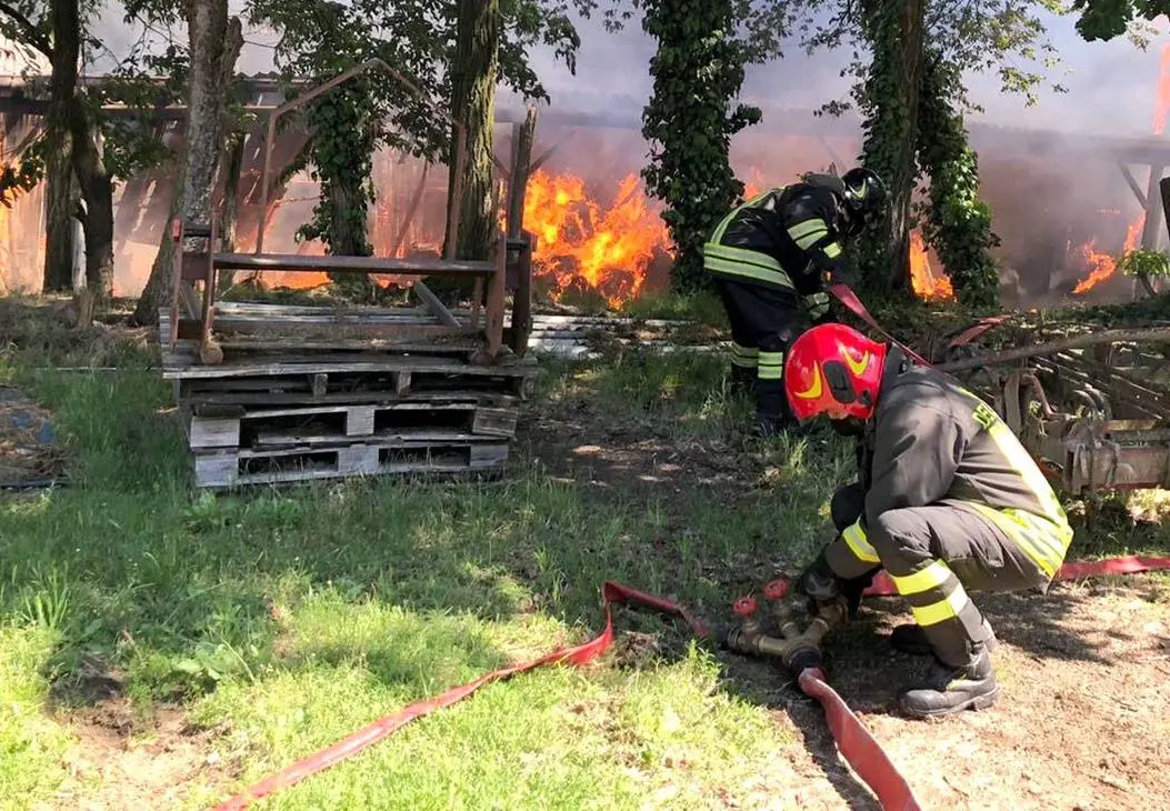 Cascina a fuoco Pompieri feriti in un incidente