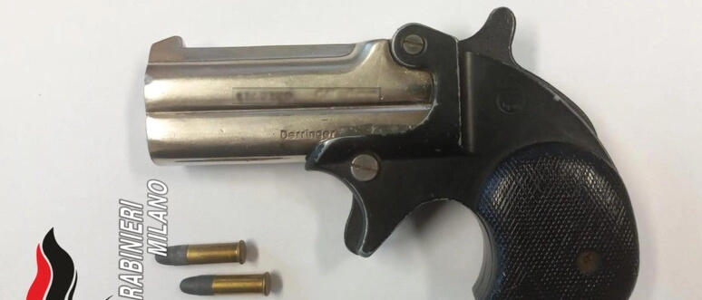 I carabinieri hanno trovato nell’abitazione dell’uomo numerose armi tra cui balestre, archi, fionde e una scacciacani modificata