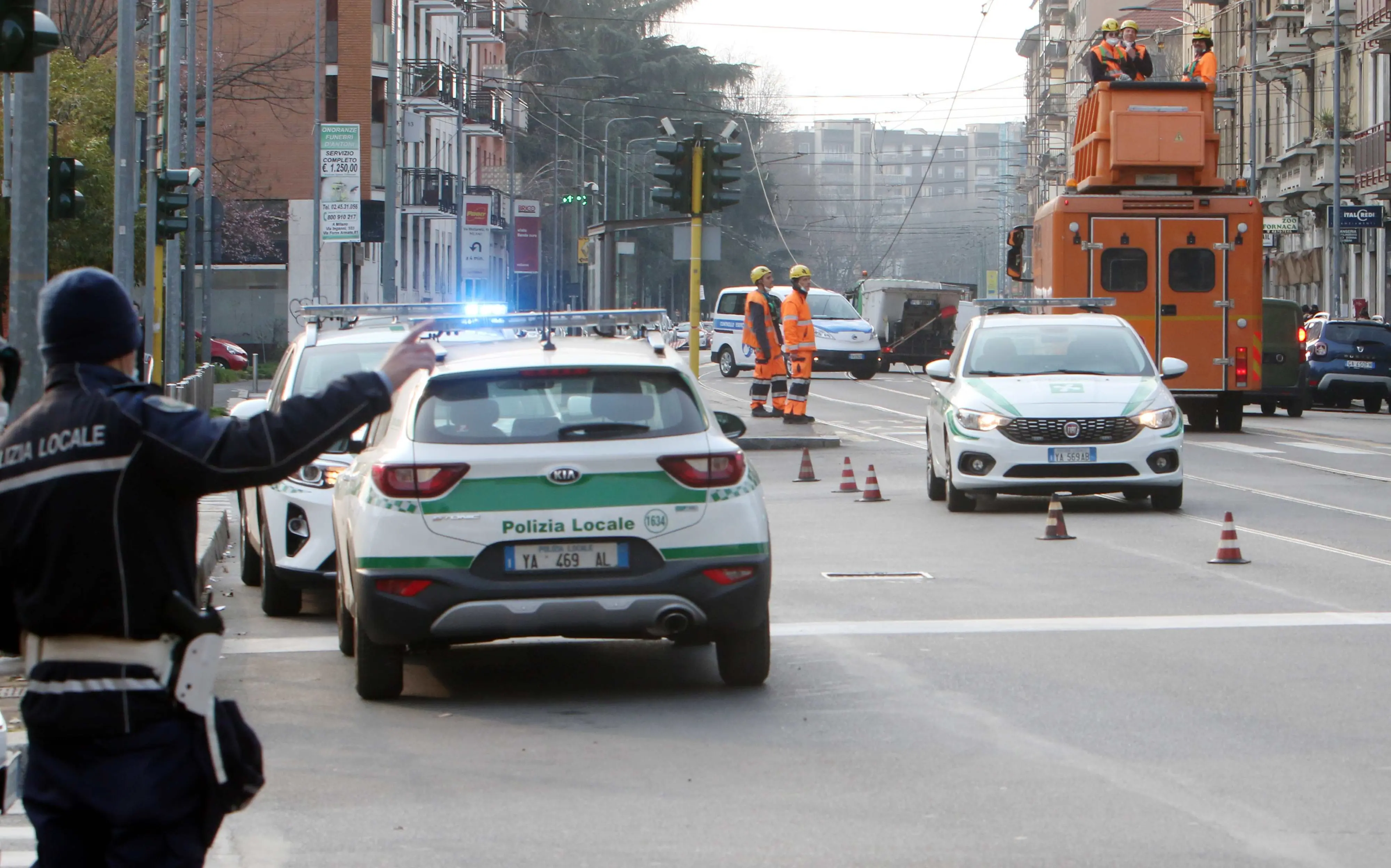 Milano, tir centra palo fili del tram che cadono a terra: donna investita da moto