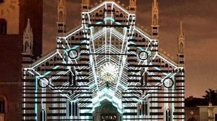 Lo spettacolo di luci sulla facciata del duomo di Monza