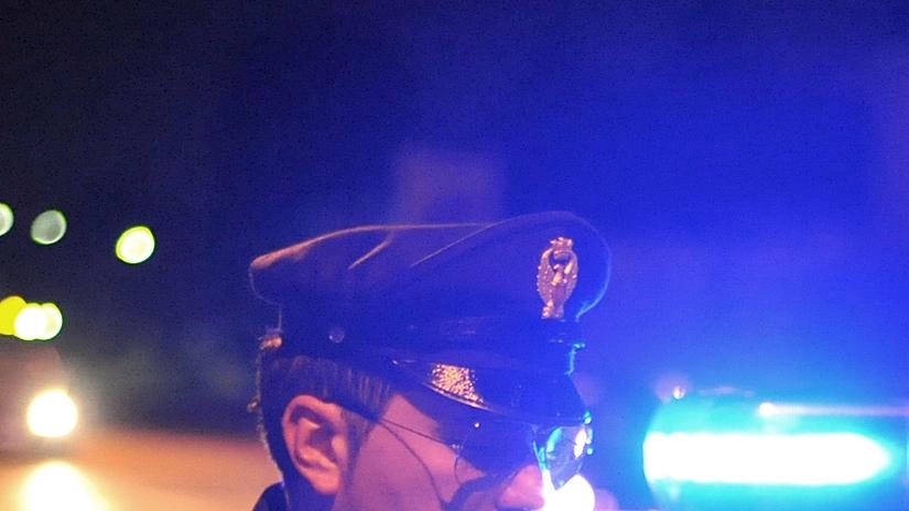 Ubriaco, prende a pugni l’auto dei poliziotti Ubriaco, prende a pugni l’auto dei poliziotti