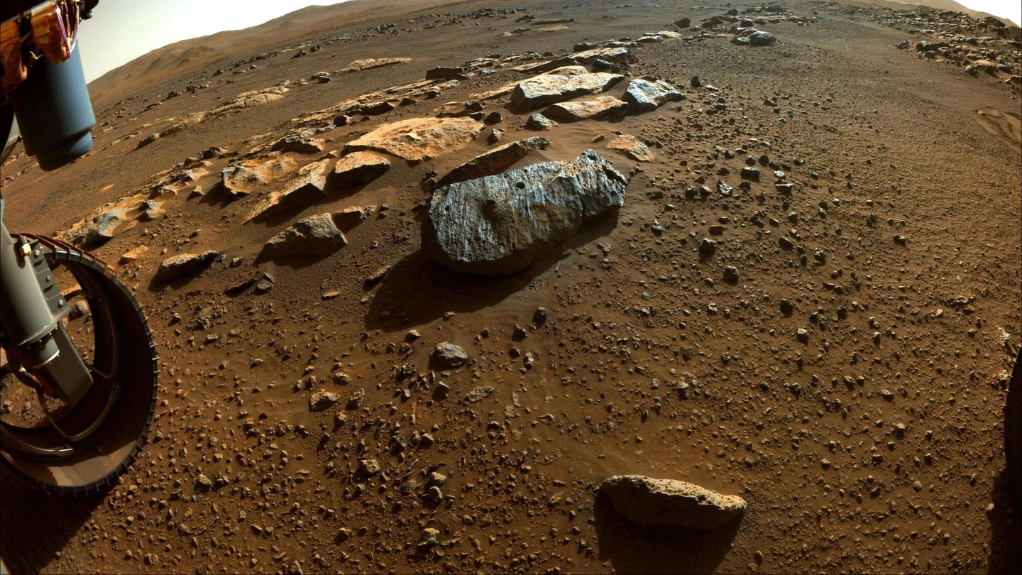 Una fotografia scattata alla superficie di Marte dal rover Perseverance