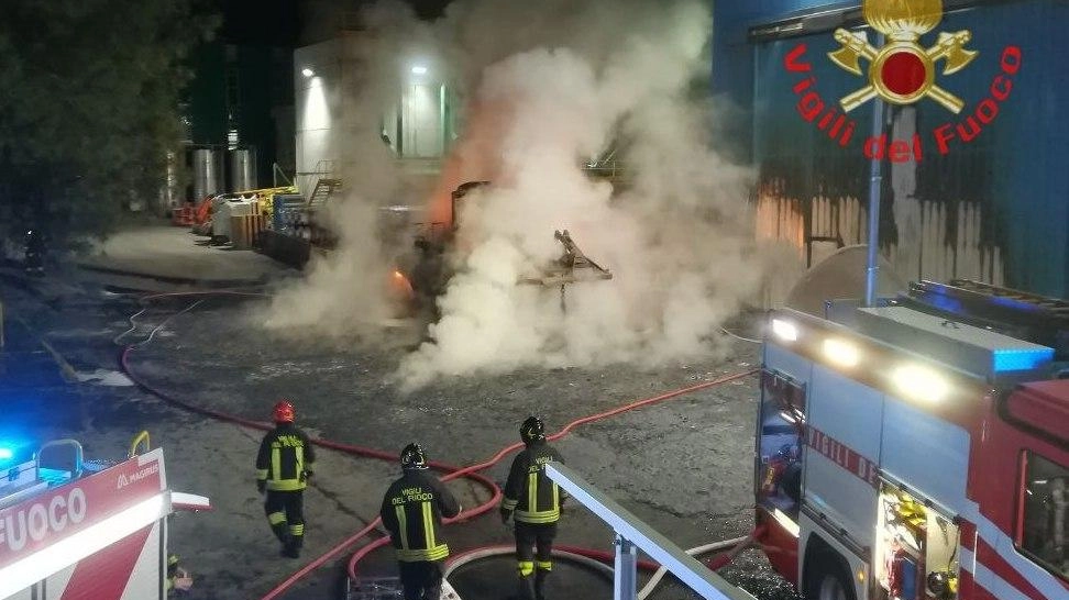 I vigili del fuoco al lavoro sul mezzo in fiamme