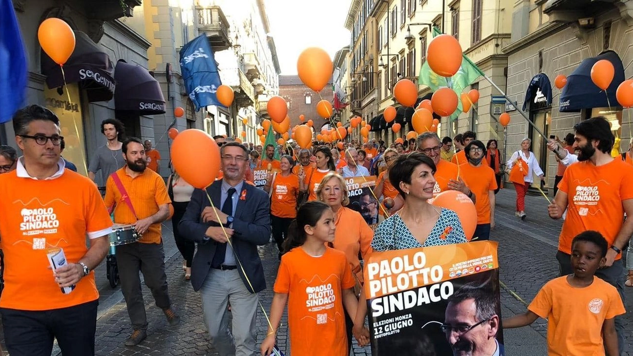 La chiusura della sua campagna elettorale di Paolo Pilotto con i palloncini: "Ma nessuno è stato lanciato. Li abbiamo messi nei cestini", precisa il sindaco La chiusura della sua campagna elettorale di Paolo Pilotto con i palloncini: "Ma nessuno è stato lanciato. Li abbiamo messi nei cestini", precisa il sindaco