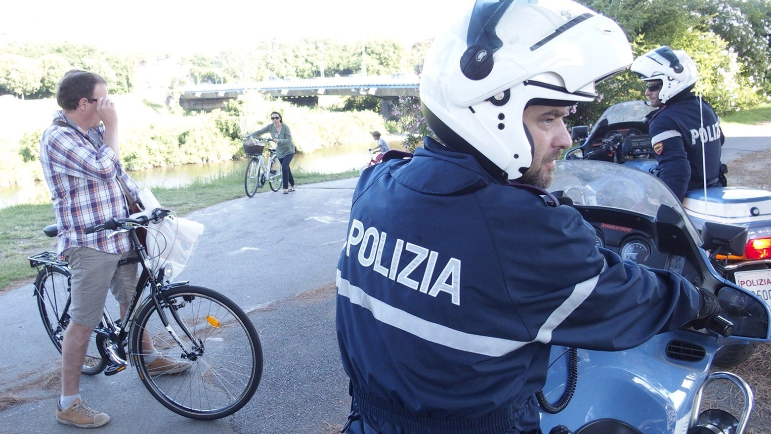 La polizia ha colto sul fatto il 21enne in via Magolfa a Milano La polizia ha colto sul fatto il 21enne in via Magolfa a Milano