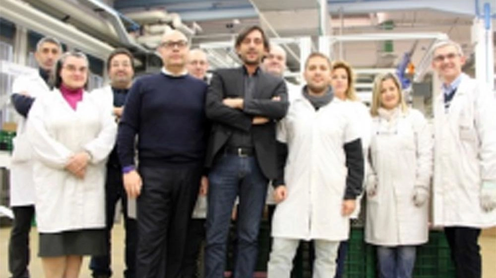 Enzo Muscia, al centro, insieme ai dipendenti dell’azienda A Novo da lui rilevata dopo la chiusura