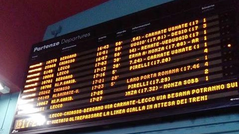 Il tabellone delle partenze dei treni con i ritardi e le cancellazioni di corse