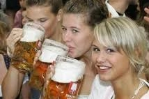 Ragazze che bevono la birra