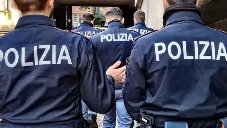 Agenti di polizia (foto d'archivio) Agenti di polizia (foto d'archivio)