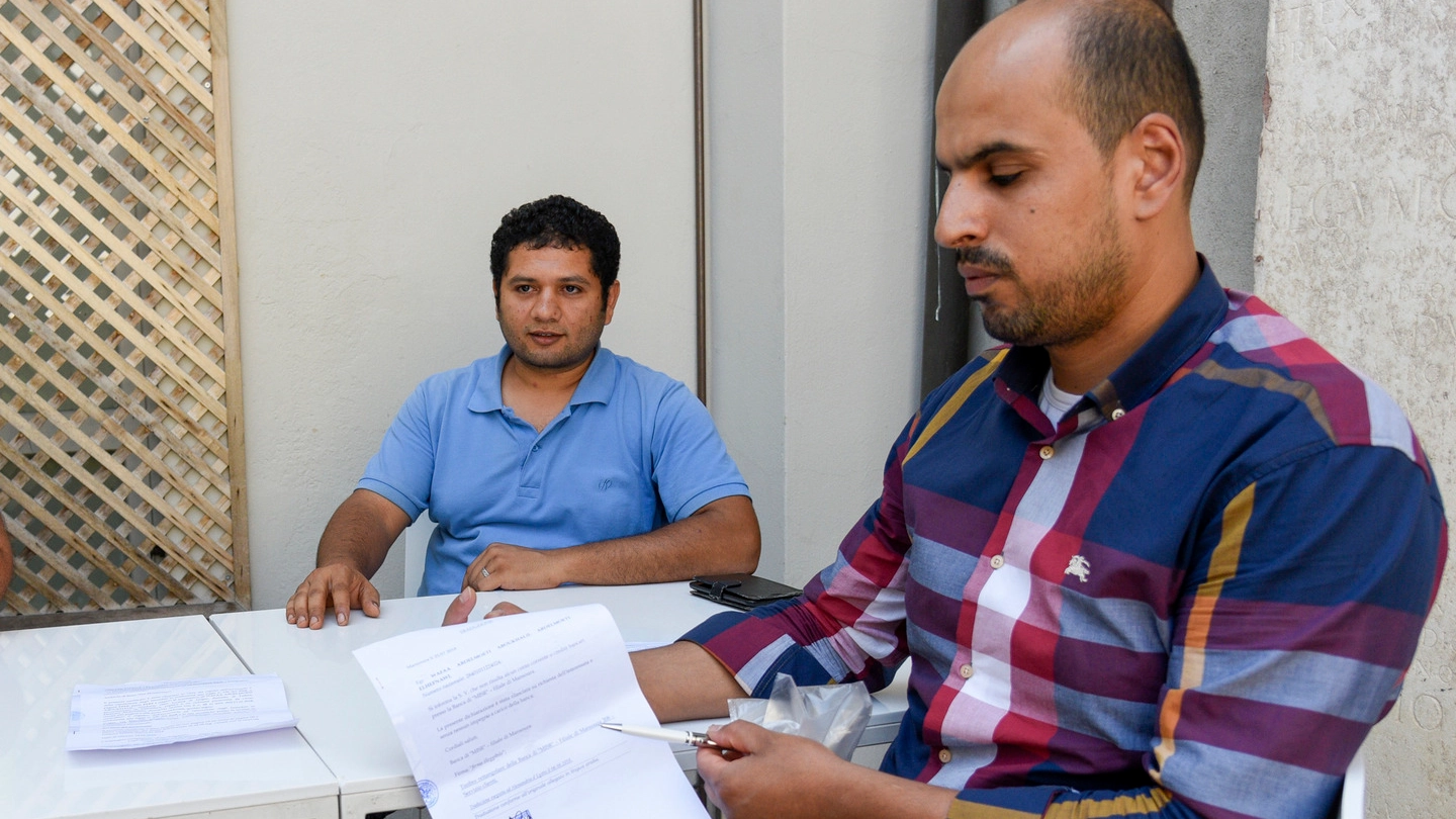 SALASSO Omar (a destra) è andato in Egitto senza potersi procurare i documenti. Dovrebbe pagare 640 euro al mese per mensa e scuolabus