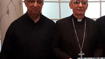 Don Angelo Frassi (a sinistra) con il vescovo monsignor Daniele Gianotti