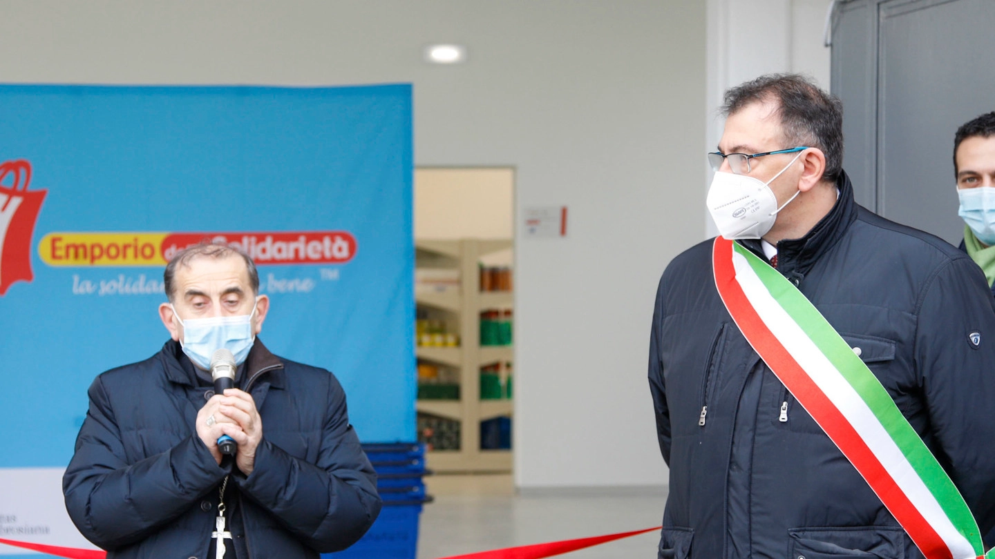 Monsignor Mario Delpini e il sindaco Pietro Romano al taglio del nastro