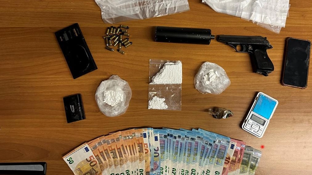 Scoperta “casa della droga” con cocaina, soldi e una pistola . Blitz della polizia, due arresti Scoperta “casa della droga” con cocaina, soldi e una pistola . Blitz della polizia, due arresti