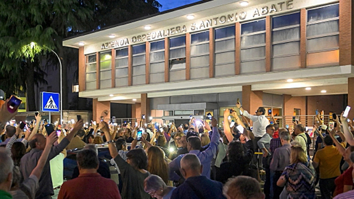 Il presidio dei cittadini all'ospedale di Gallarate