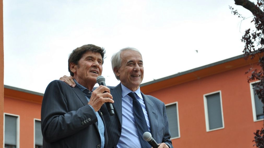 Il duetto di Pisapia e Morandi alla festa di "Casa Jannacci"
