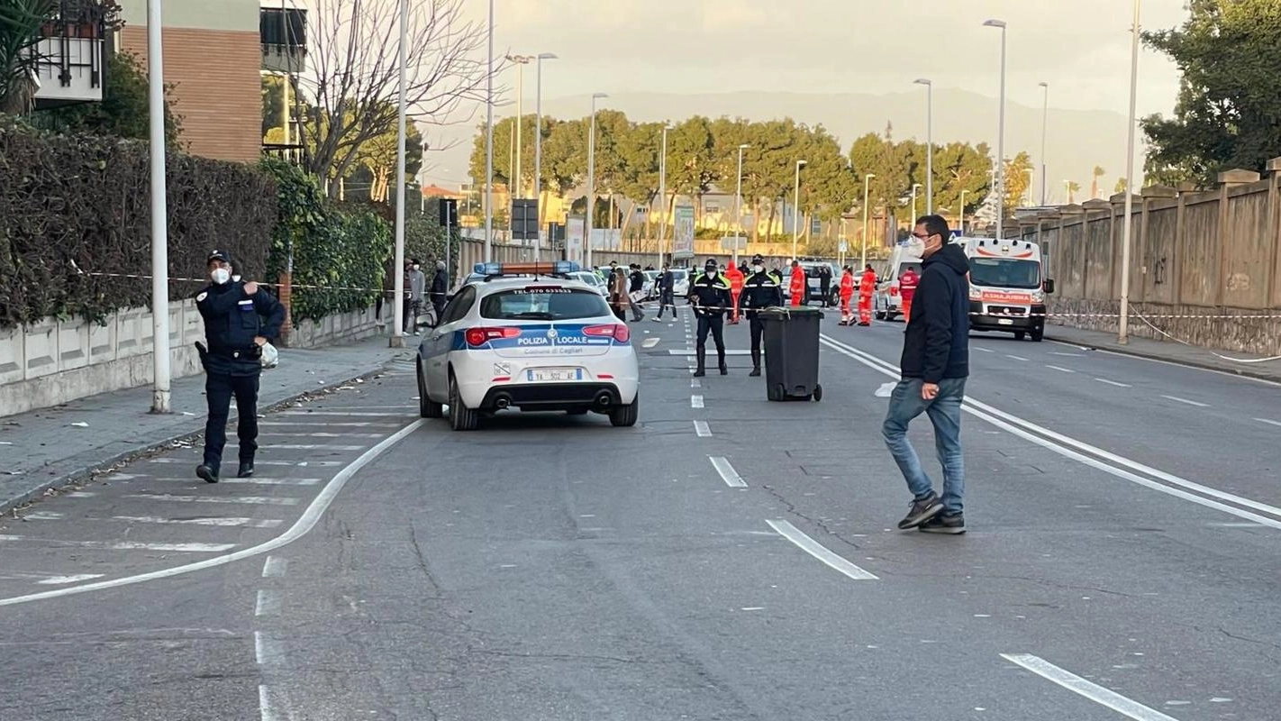 I rilevi della polizia locale di Cagliari sul luogo dell'incidente (Ansa)