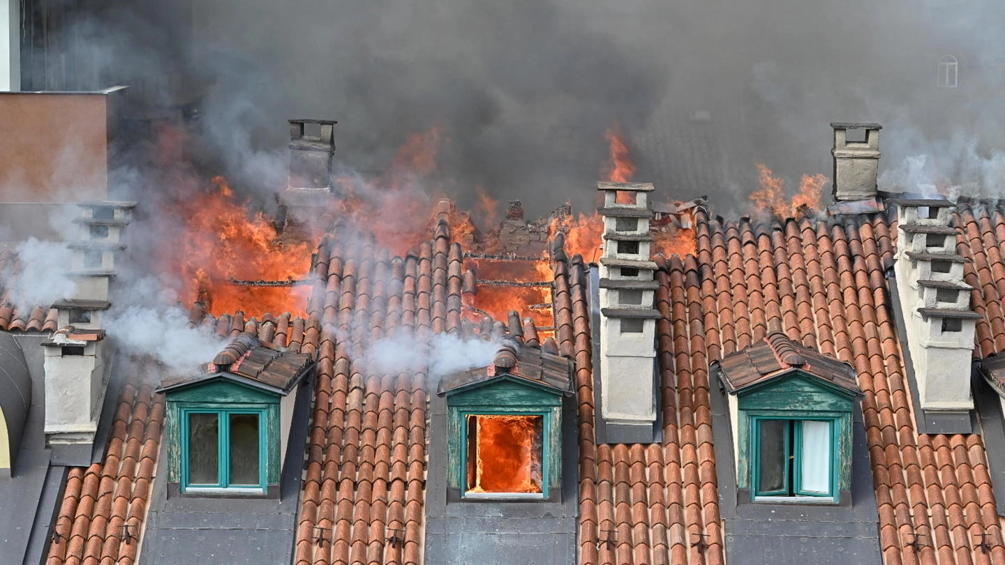 Grosso incendio in un palazzo a Torino (Ansa)