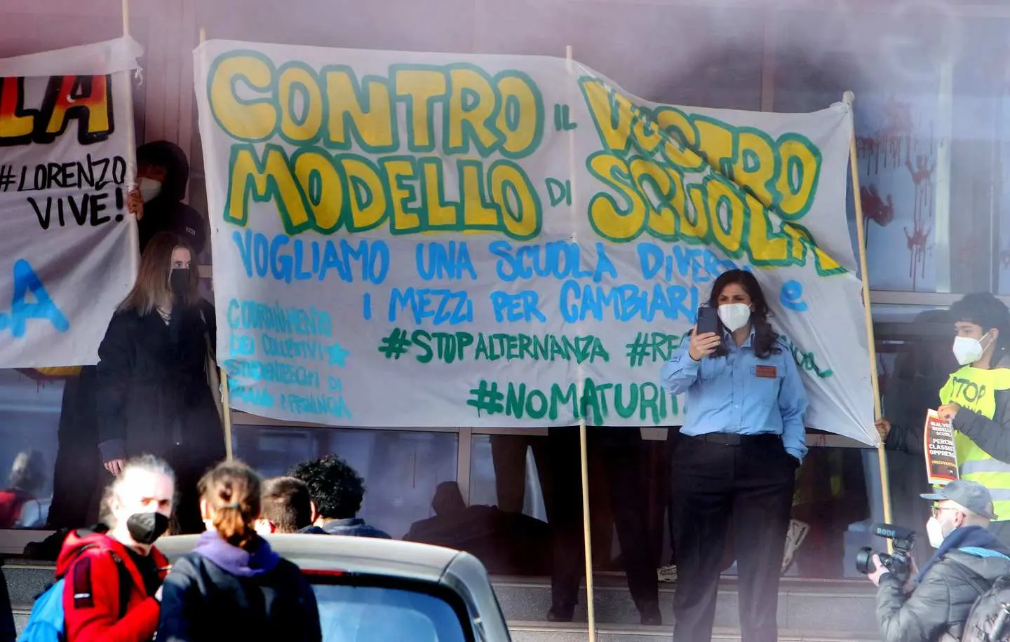Milano, picchetti a catena: "Maturità bocciata"