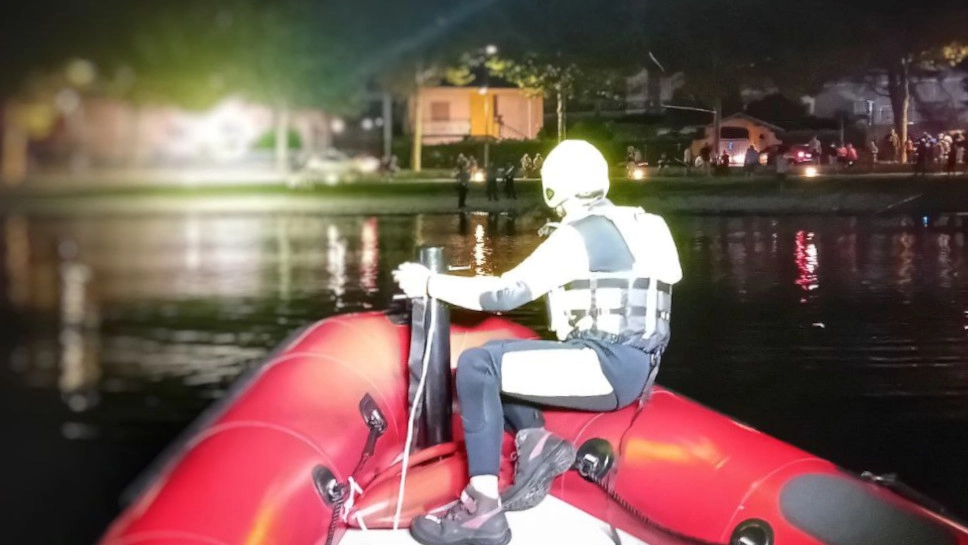 I soccorritori nel lago di Garlate