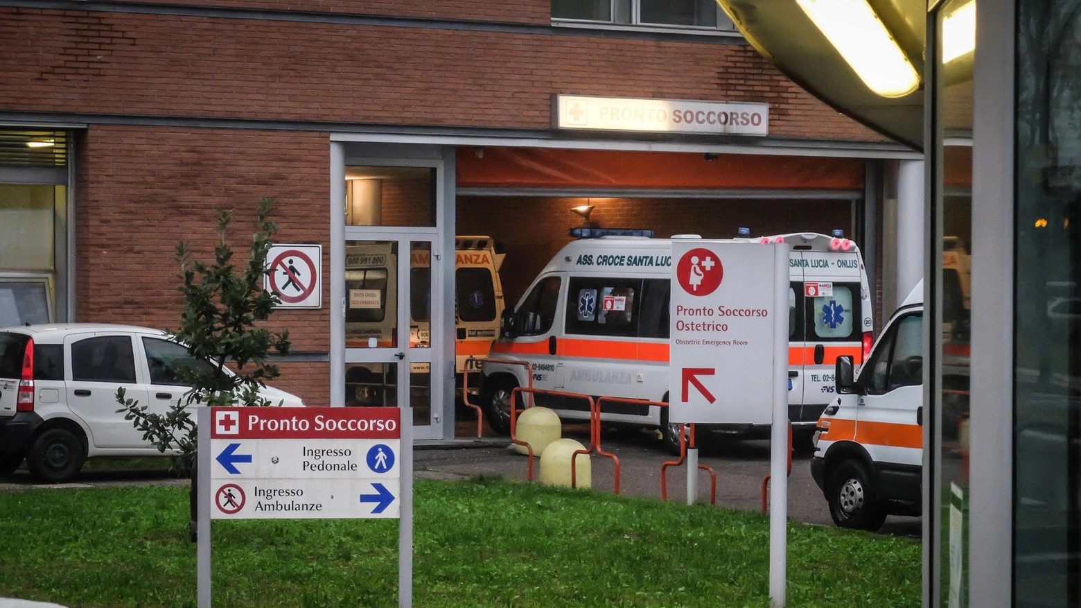 Impennata di contagi e di ricoveri: ambulanze all'ingresso del Niguarda di Milano