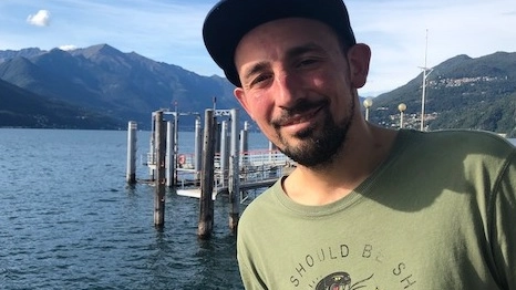 Andrea Rossi con il lago Maggiore sullo sfondo: la scoperta della malattia nel 2014