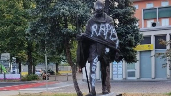 La statua di Gandhi imbrattata
